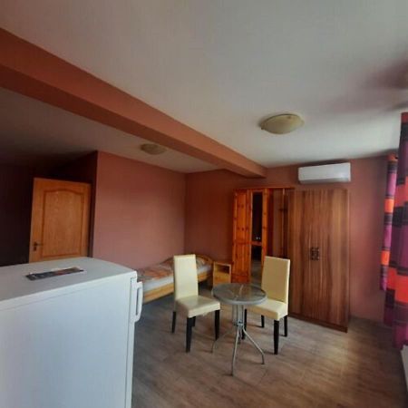 Ikszt Vendeghaz Hotell Dávod Exteriör bild